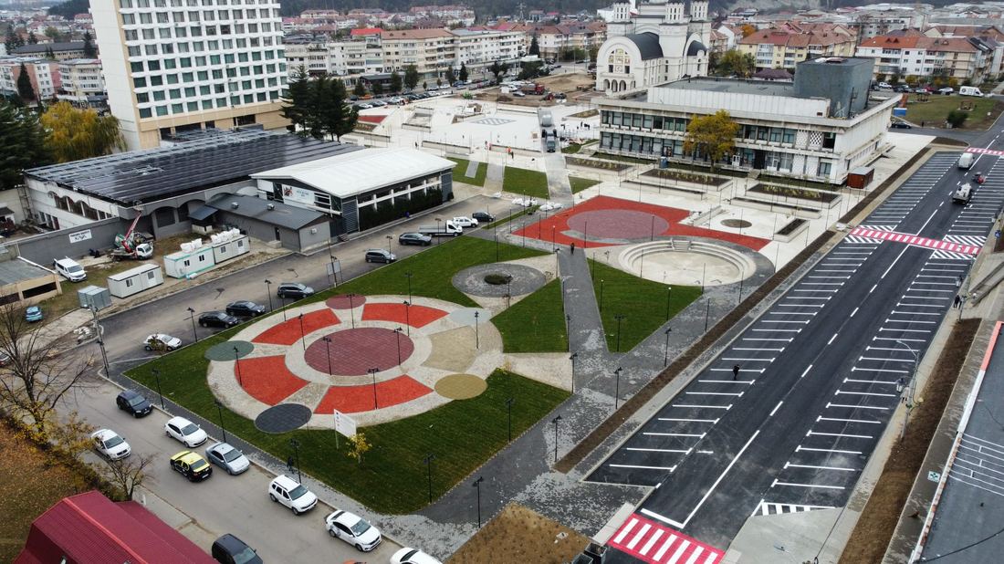 Piateta Catedralei Onesti - vedere de ansamblu finalizata