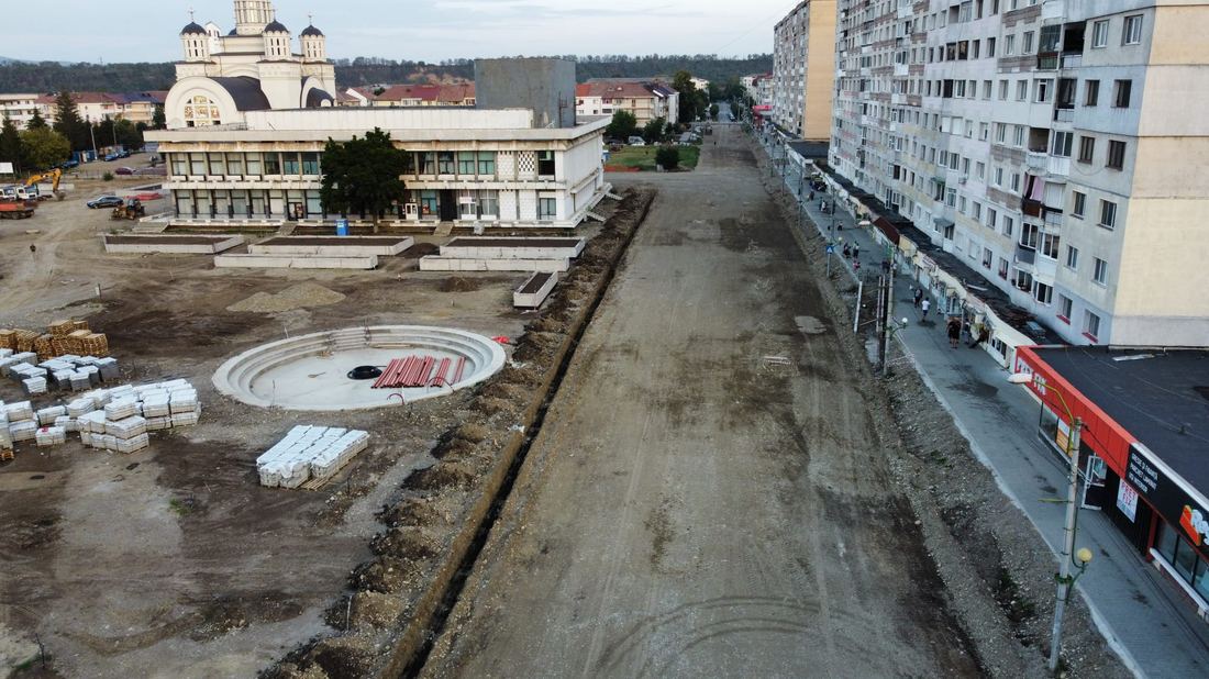 Piateta Catedralei Onesti - fundatie bazin decorativ in executie