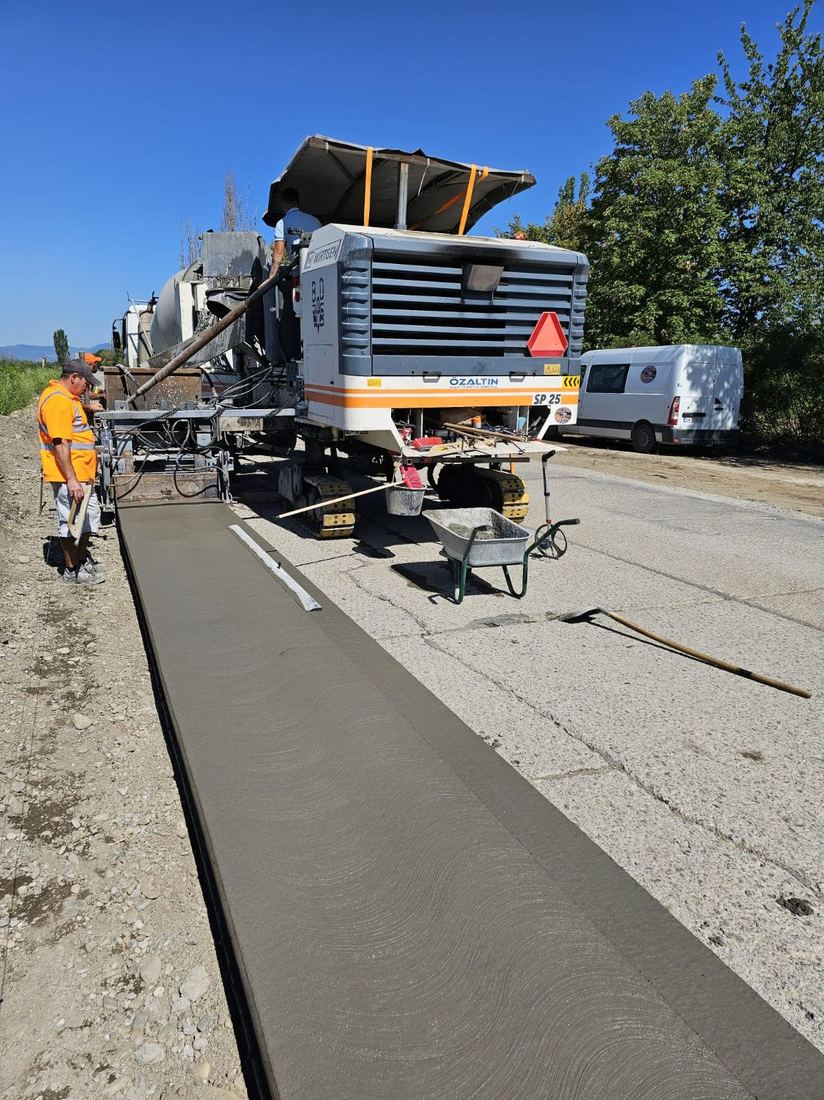 Reabilitare Strada Industriilor Onesti - turnare beton rutier cu finisor cu cofraje glisante