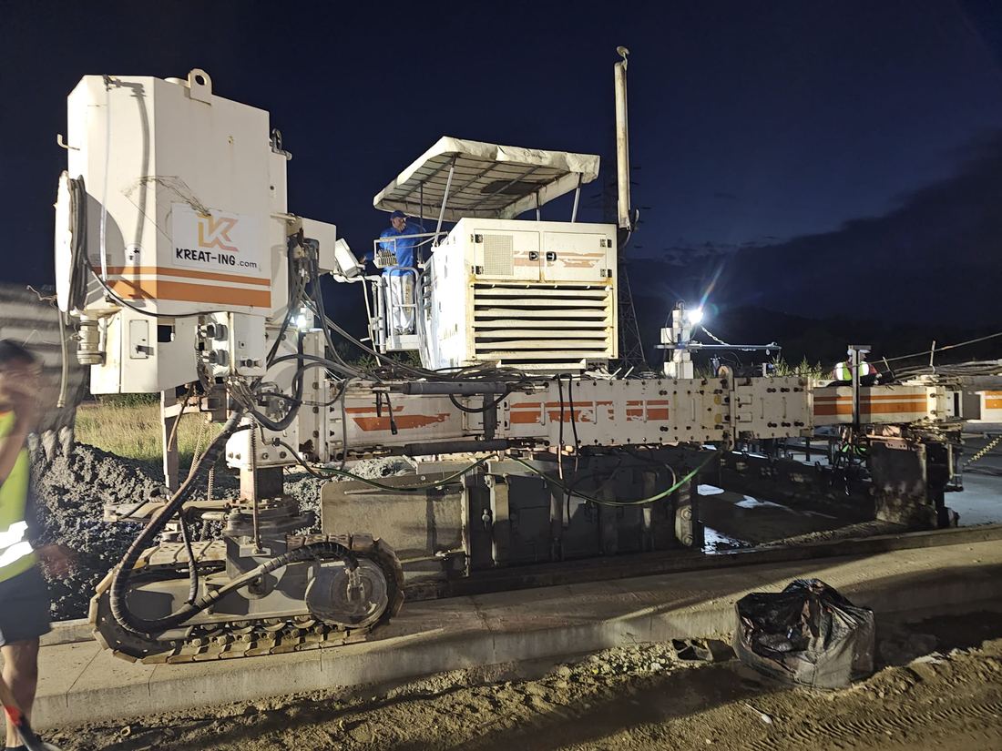 Reabilitare Strada Industriilor Onesti - utilaj finisor cofraje glisante in executie
